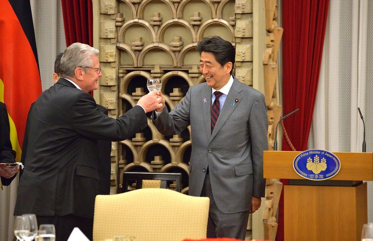 German President Joachim Gauck toasts Japanese Prime Minister Shinzo Abe during a dinner hosted by Abe at the Prime Minister's Office in Tokyo yesterday. (David Mareuil/AFP/Getty Images)</p>  