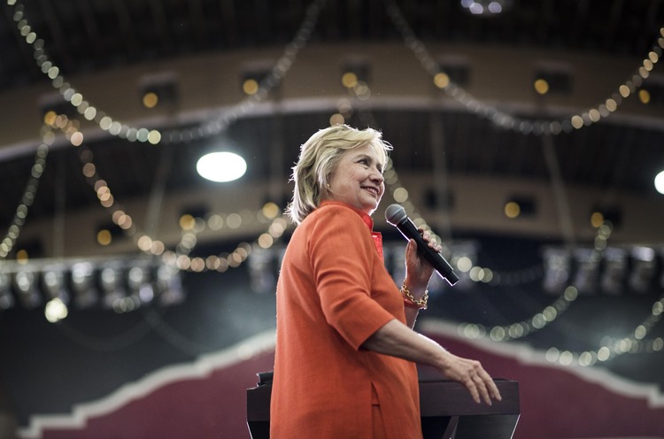 Clinton speaks to Florida voters in St. Petersburg.&nbsp;(Melina Mara/The Washington Post)</p>  