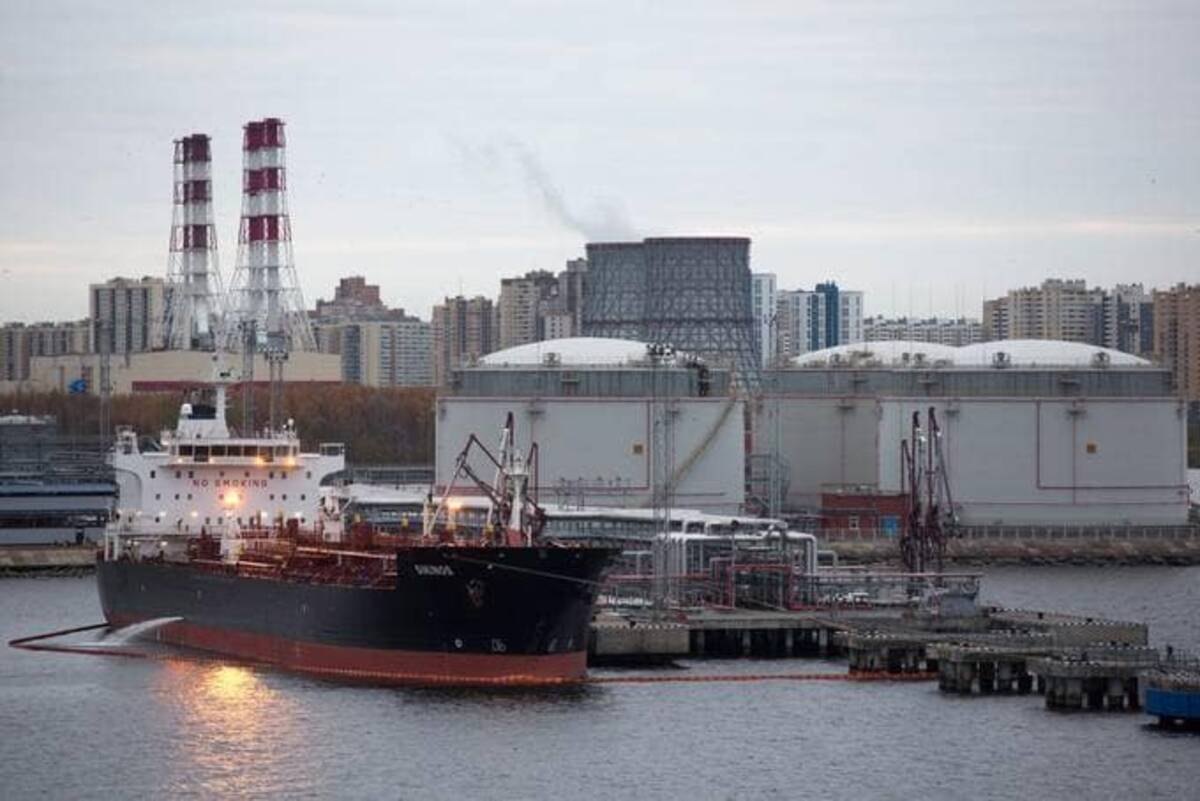 An oil tanker refuels in St. Petersburg. (Andrey Rudakov/Bloomberg News)