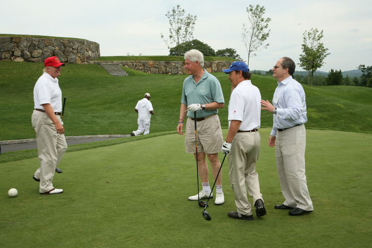 Trump gols with&nbsp;Bill Clinton&nbsp;and Billy Crystal in 2008.&nbsp;(Rick Odell/Getty Images)</p>  