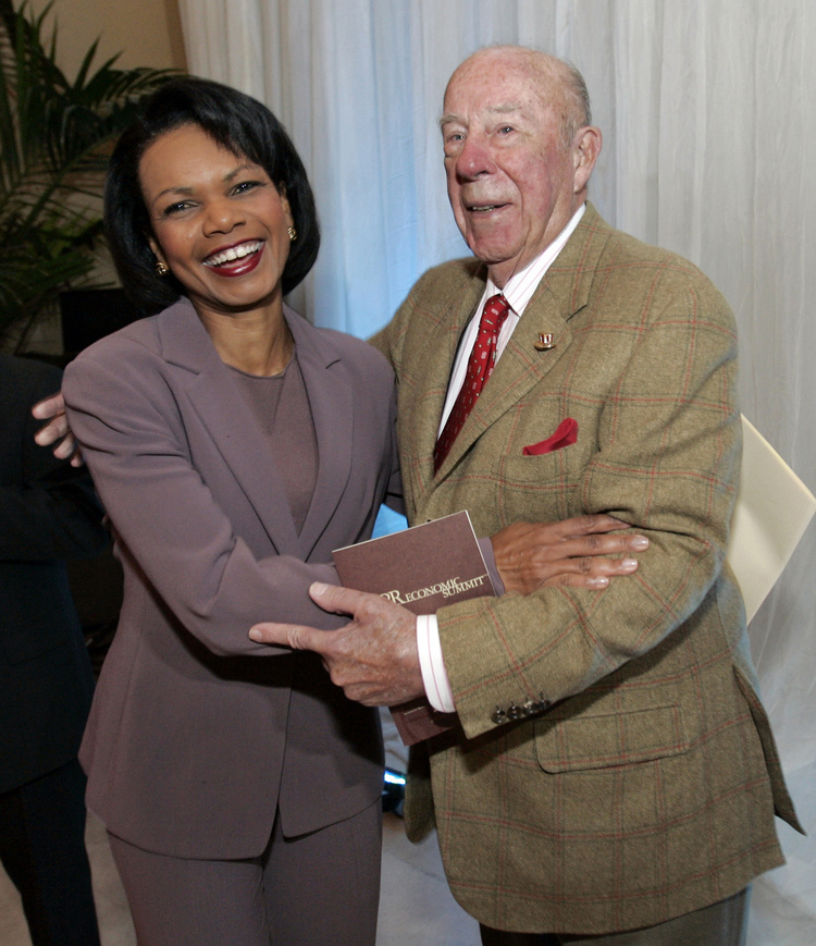 Condi&nbsp;Rice greets&nbsp;George Shultz at a Stanford&nbsp;economic summit. (File)</p>  
