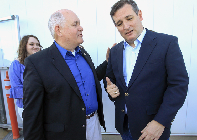 Ron Estes thanks Ted Cruz for flying to Wichita to help him on Monday. (Fernando Salazar/The Wichita Eagle via AP)</p>  