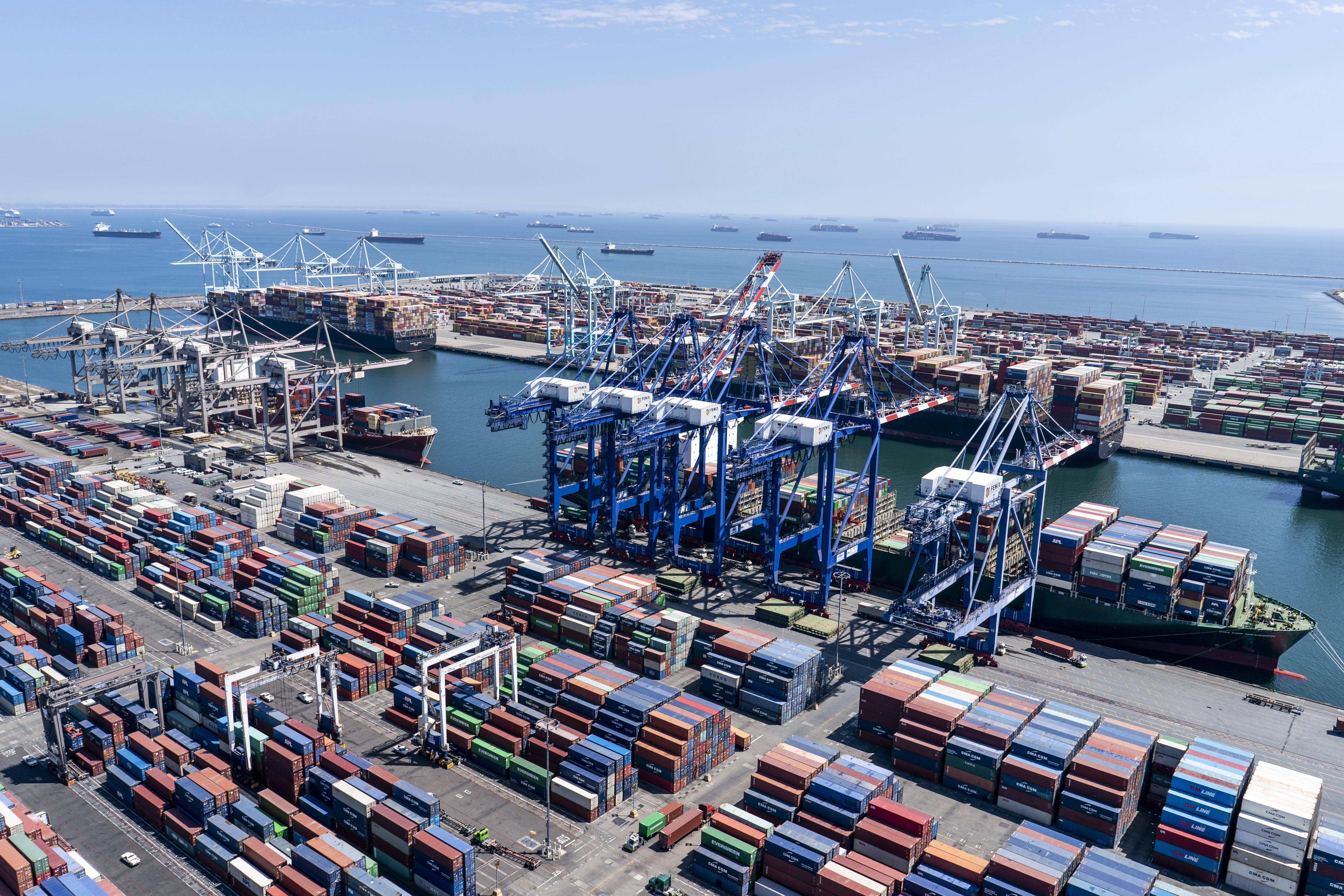 Container ships wait to be offloaded in a crowded Port of Los Angeles in September. (Melina Mara/The Washington Post)