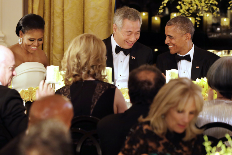 Obama and Singapore's Prime Minister Lee Hsien Loong&nbsp;talk after toasting each other during a state dinner. (AP/Jacquelyn Martin)</p>  