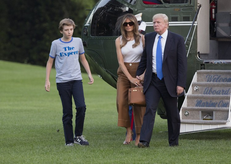 Donald and Melania&nbsp;Trump arrive at the White House with son Barron.&nbsp;(EPA/Chris Kleponis)&nbsp;</p>  