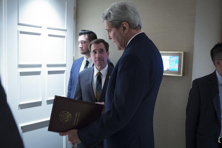 Secretary of State John Kerry confers with senior adviser John Kirby. (Carlo Allegri/Pool Photo via AP)</p>