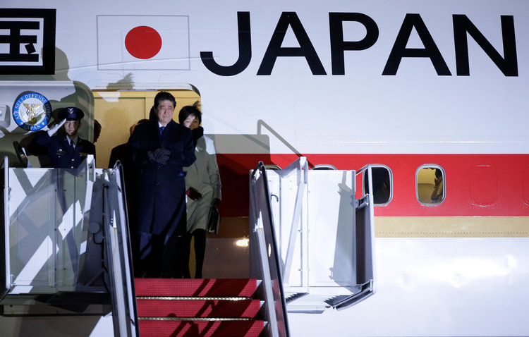 Japanese Prime Minister Shinzo Abe and his wife Akie Abe arrive at Joint Base Andrews. (Reuters/Joshua Roberts)</p>