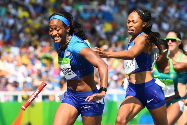 Allyson Felix attempts to hand the baton to English Gardner in the Women's 4 x 100m race. (Franck Fife/Getty)</p>