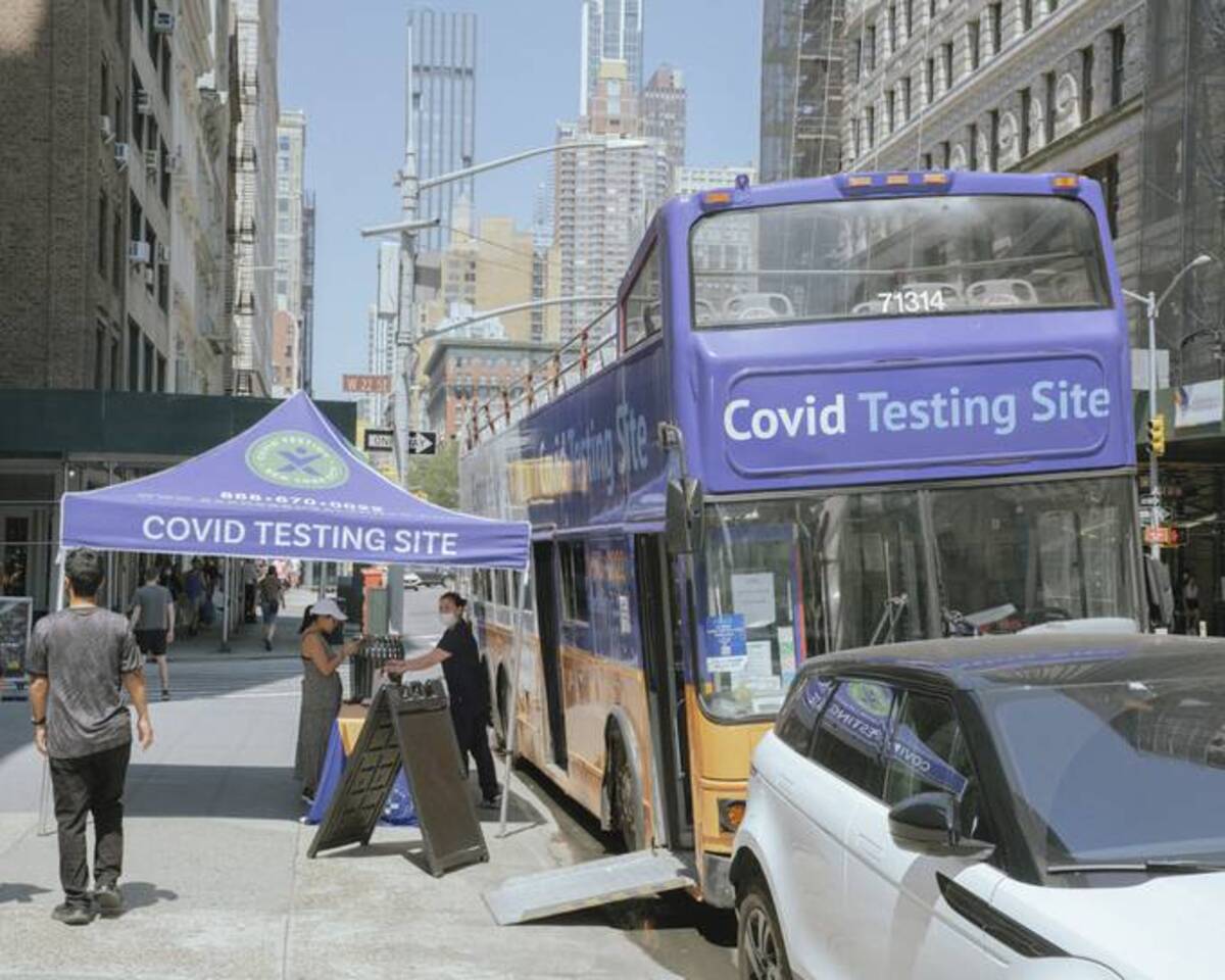 New York City has raised its covid-19 alert level to high amid increasing pressure on the health-care system. (Ismail Ferdous/Bloomberg News)