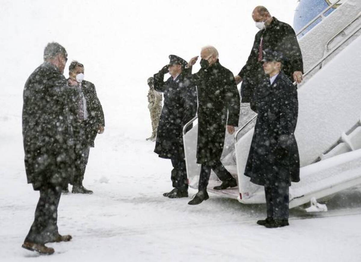 Biden arrives on Air Force One during the winter snowstorm on Monday. (Carolyn Kaster/AP)