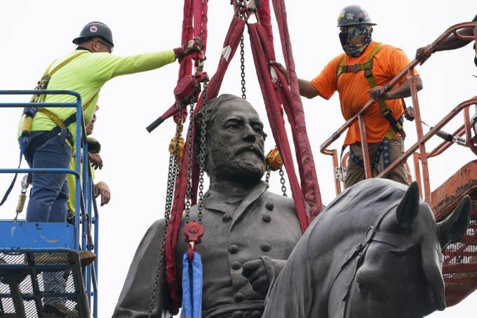 Crews work to remove one of the country's largest remaining monuments to the Confederacy, a towering statue of Confederate General Robert E. Lee in Richmond. (Steve Helber/AP)