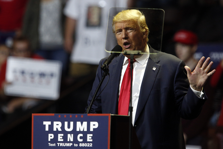 Trump reads from a teleprompter in Cincinnati. (Luke Sharrett/Bloomberg)</p>  