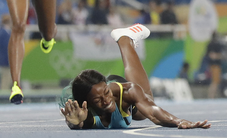 Bahamas' Shaunae Miller dives across the line to win the women's 400-meter final in Rio.&nbsp;(AP/David J. Phillip)</p>  