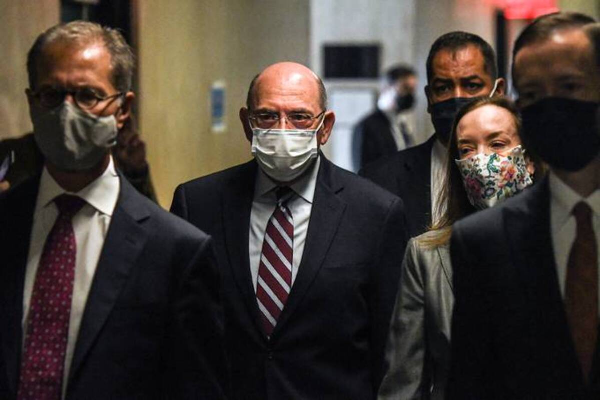 Allen&nbsp;Weisselberg, chief financial officer of Trump Organization, center, walks toward the courtroom at criminal court in New York on Monday, Sept. 20, 2021 (Stephanie Keith/Bloomberg News)