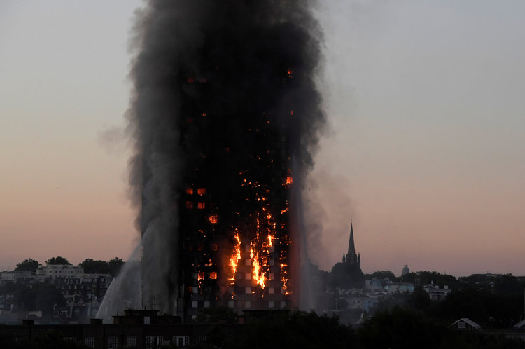 A deadly blaze&nbsp;consumes London's&nbsp;Grenfell Tower. (Reuters/Toby Melville)</p>  