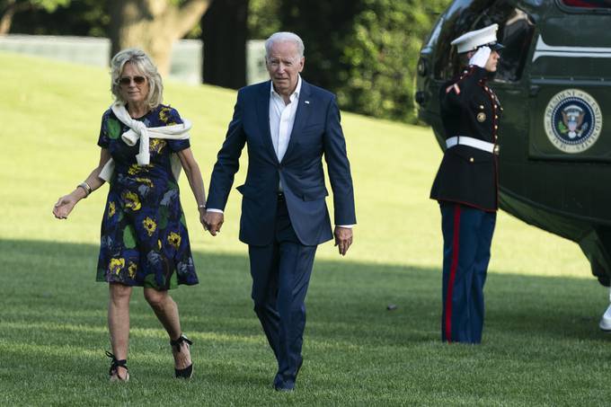 President Biden and first lady Jill Biden walk on the South Lawn of the White House after arriving on Marine One on Sunday. (Alex Edelman/CNP/Bloomberg)