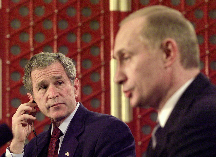 &nbsp;George W. Bush listens to Putin in Shanghai.&nbsp;(Tim Sloan/AFP)&nbsp;</p>  