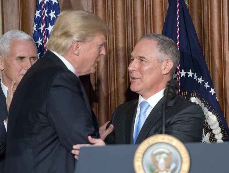 Trump greets EPA Administrator Scott Pruitt. (Ron Sachs/EPA/Pool)</p>