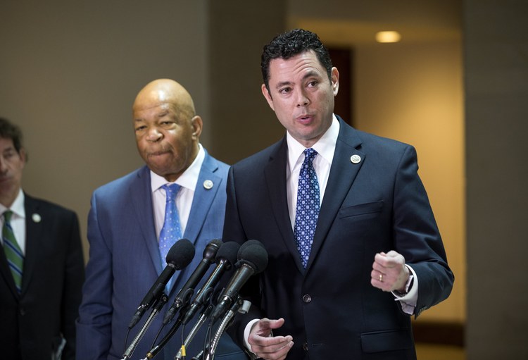 Reps. Jason Chaffetz and Elijah Cummings speak to reporters. (EPA/Jim Lo Scalzo)</p>