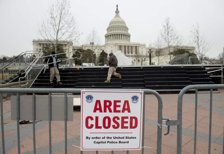 Workers prepare for the Inauguration. (Saul Loeb/AFP/Getty Images)</p>