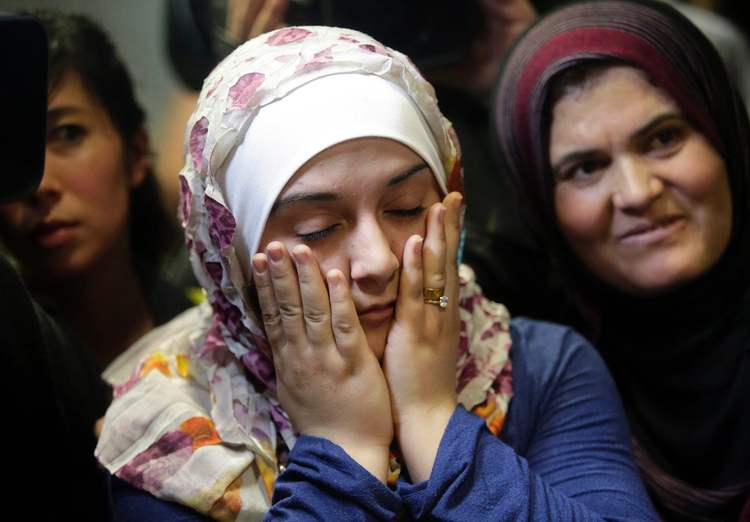 Syrian refugee Baraa Haj Khalaf arrives at O'Hare Airport in Chicago. (Joshua Lott/AFP/Getty Images)</p>