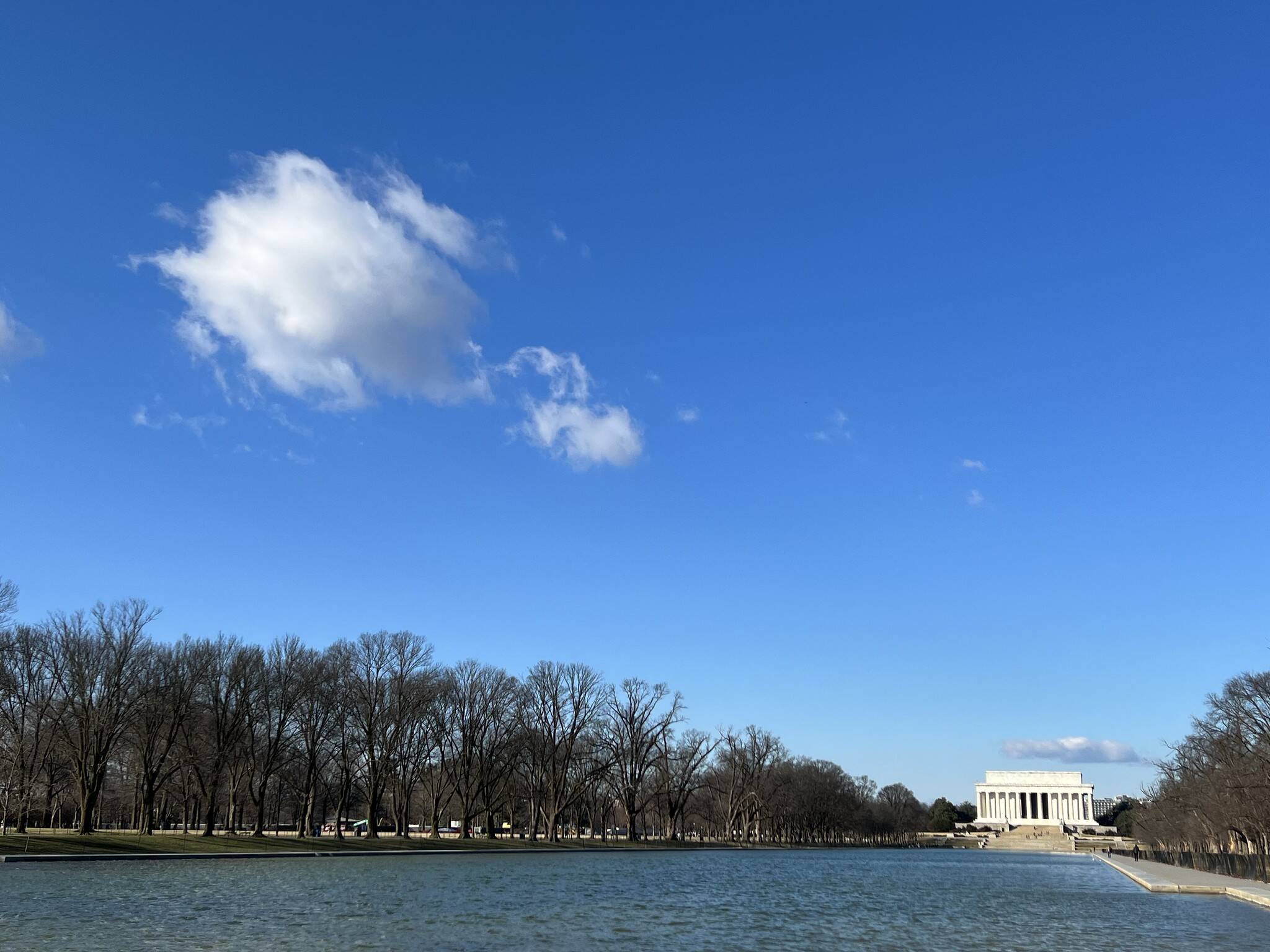 Blue sky yesterday over the Lincoln Memorial Reflecting Pool in D.C. (Jeannie in D.C./www.CWG.news/Photos Flickr)