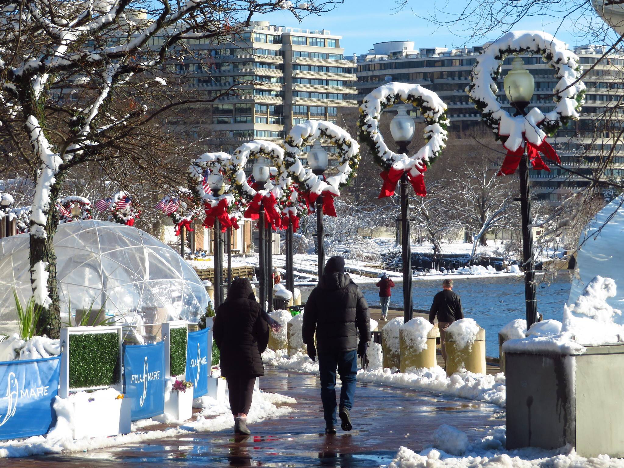 A festive scene with melting snow on Tuesday in Georgetown. (Jeff Vincent/Flickr)
