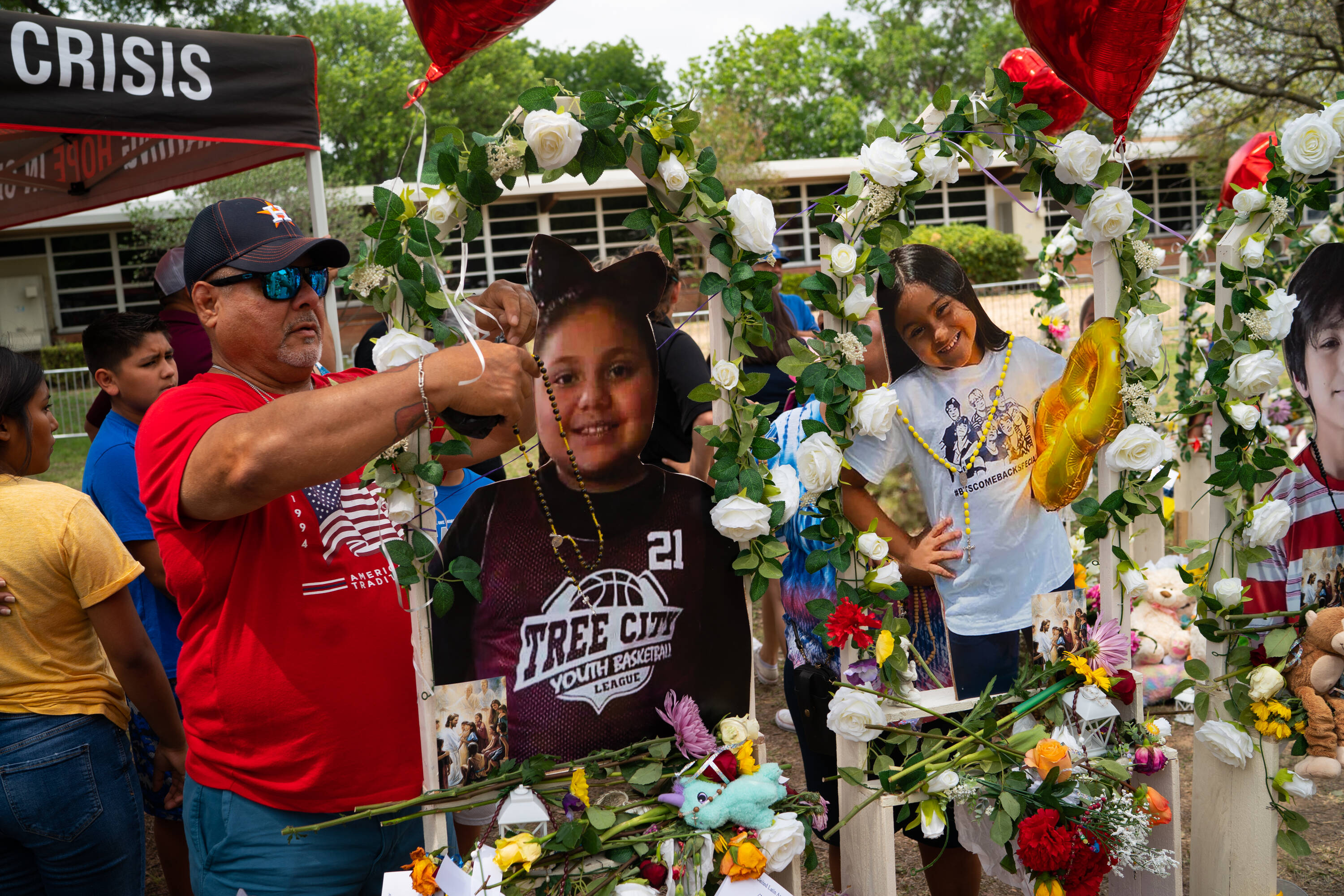 Outside Ross Elementary in Uvalde, Tex., on Monday. (Sarah L. Voisin/The Washington Post)