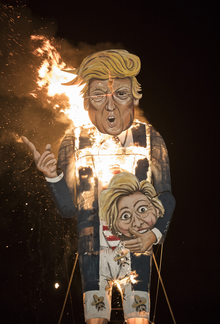 A Trump&nbsp;effigy burns&nbsp;in&nbsp;Edenbridge, England. (John Phillips/Getty)</p>  