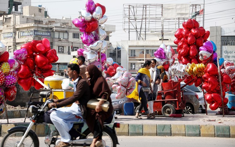 Pakistani people sell balloons on Valentine's Day in Pakistan. (EPA/Shahzaib&nbsp;Akber)&nbsp;</p>  
