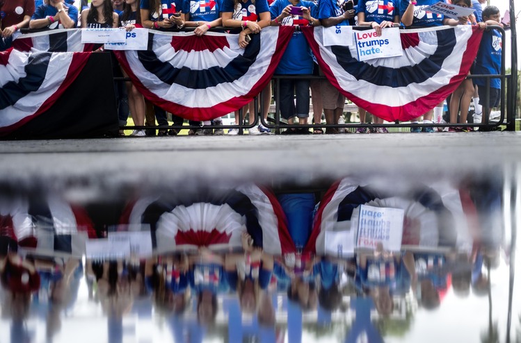 With rain falling, Hillary speaks in Pembroke Pines. (Melina Mara/The Washington Post)</p>  