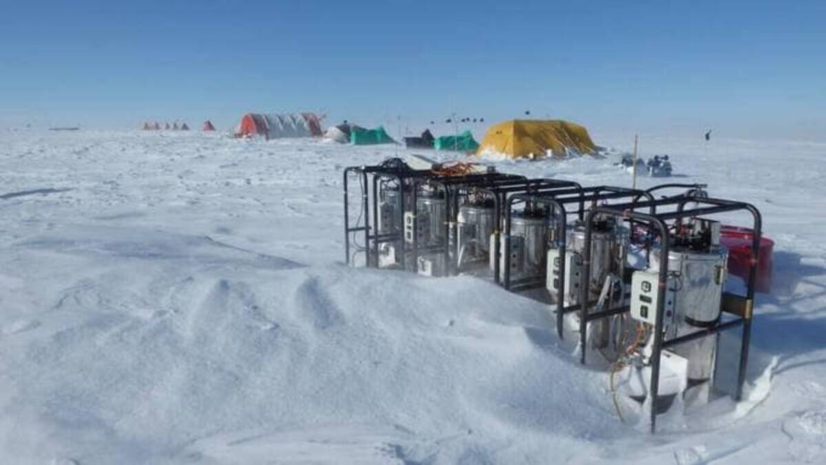 An ITGC field site on Thwaites Glacier. (Peter Davis/British Antarctic Survey)