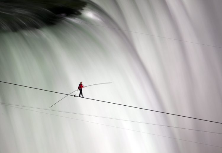 Nik Wallenda walks over Niagara Falls on a tightrope. (AP/The Canadian Press, Frank Gunn)</p>