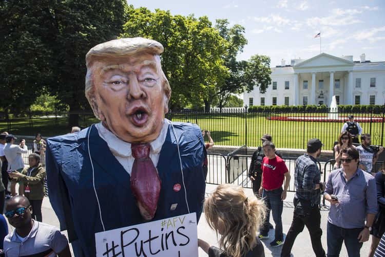Protesters gather in front of the White House to demand the investigation of Trump after he fired Comey. (Jabin Botsford/The Washington Post)</p>  