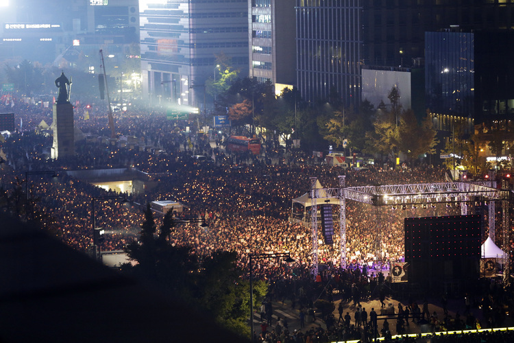 Tens of thousands of protesters stage a rally in Seoul calling for South Korean President Park to step down. (AP/Ahn Young-joon)</p>  