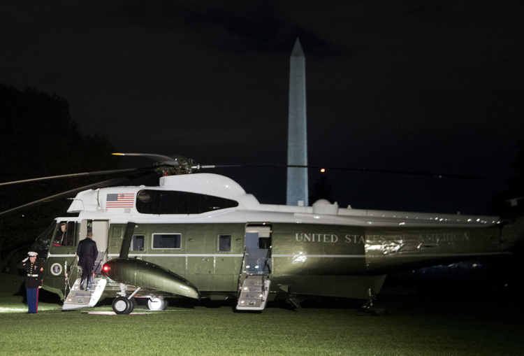 President Obama boards Marine One on the South Lawn last night. (Manuel Balce Ceneta/AP)</p>  