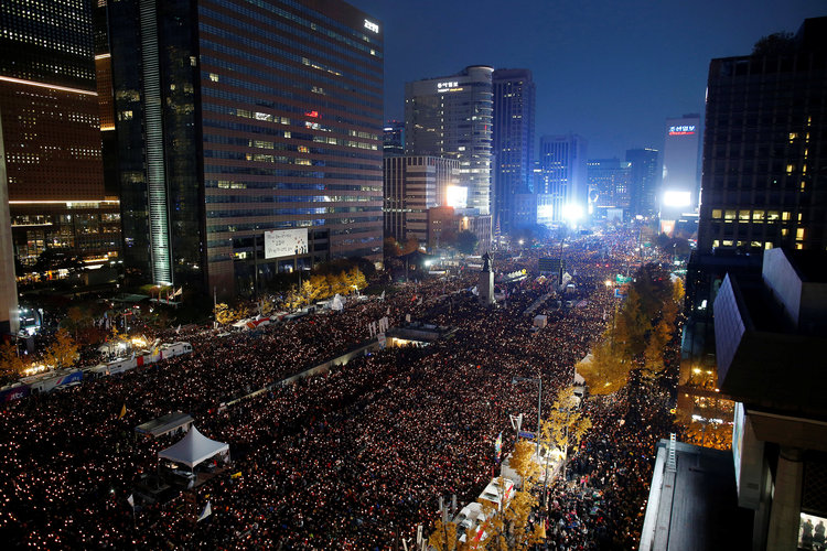 Hundreds of thousands of protesters gather in Seoul to demand South Korean President Park Geun-hye's resignation. (Reuters/Kim Hong-Ji)</p>  