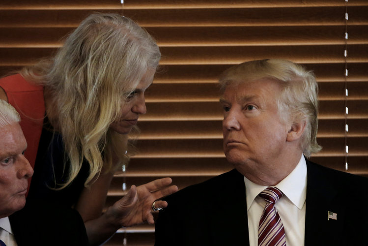 Kellyanne Conway confers with Trump&nbsp;in Ohio on&nbsp;Sept.&nbsp;5.&nbsp;(Mike Segar/Reuters)</p>  