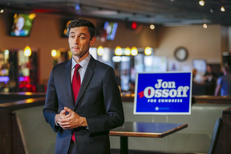 Jon Ossoff campaigns at a restaurant in Tucker, Georgia. (Erik S. Lesser/EPA)</p>  