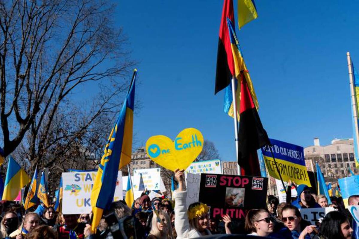 People near the White House protest the Russian invasion of Ukraine. (Stefani Reynolds/AFP/Getty Images)