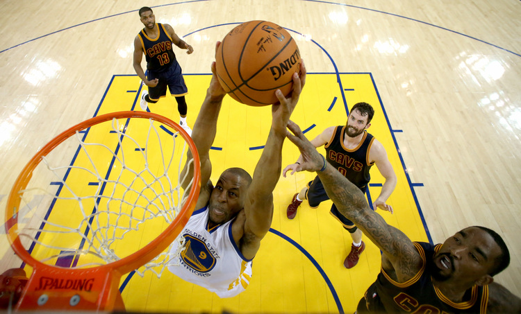 Andre Iguodala dunks in Oakland last night.&nbsp;(Photo by Ezra Shaw/Getty Images)</p>  