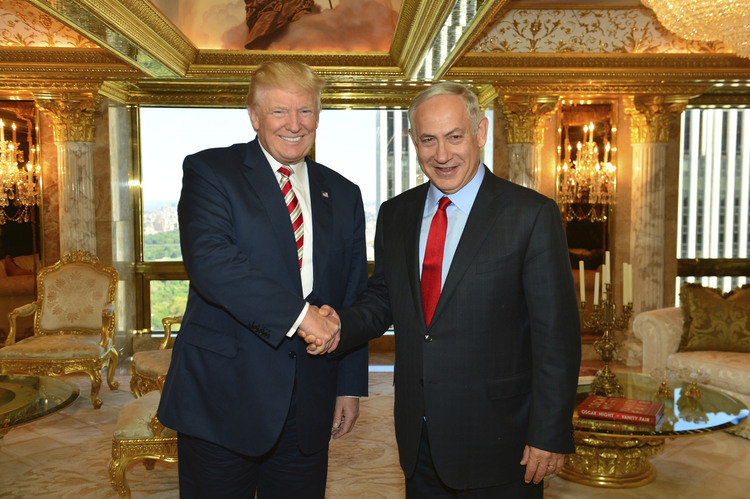 Trump shakes hands with Bibi last September. (Kobi Gideon,GPO via AP)</p>  