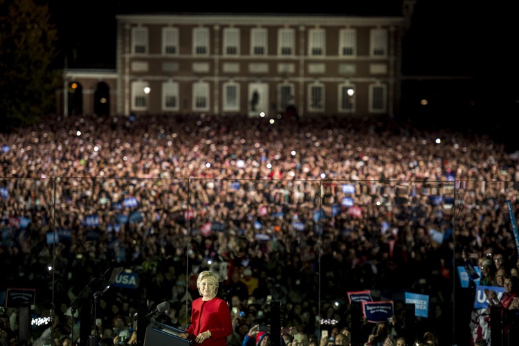 Clinton speaks to a huge crowd in Philadelphia. (Photo by Melina Mara/The Washington Post)</p>  