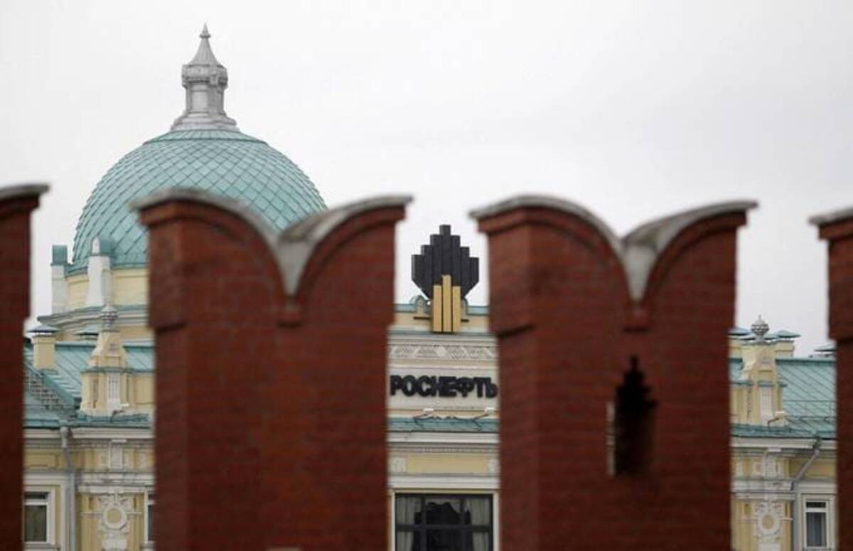 The logo of Russia's top oil producer Rosneft is seen at the company's headquarters, behind the Kremlin wall, in central Moscow on May 27, 2013. (Sergei Karpukhin/Reuters)