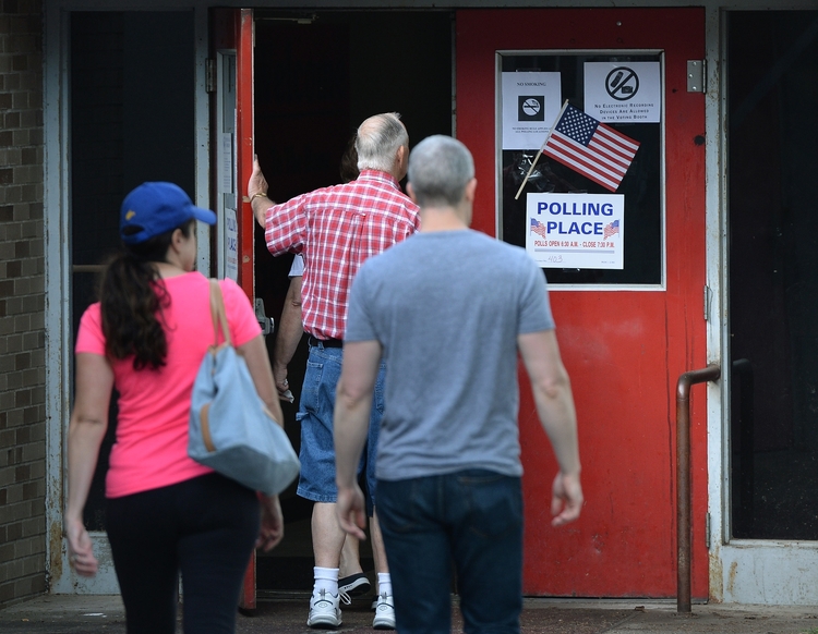 Voters enter the&nbsp;polling place at Stonewall Jackson Middle School in Charleston, West Virginia, yesterday.&nbsp;(Chris Dorst/Gazette-Mail via AP)</p>  