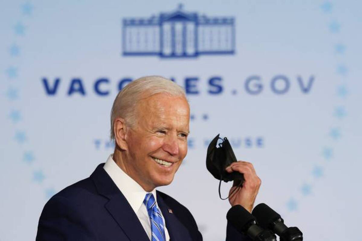 Biden removes his mask to deliver remarks on the importance of coronavirus vaccine requirements, during a visit at a Clayco construction site, in Elk Grove Village, Ill. (Evelyn Hockstein/Reuters)