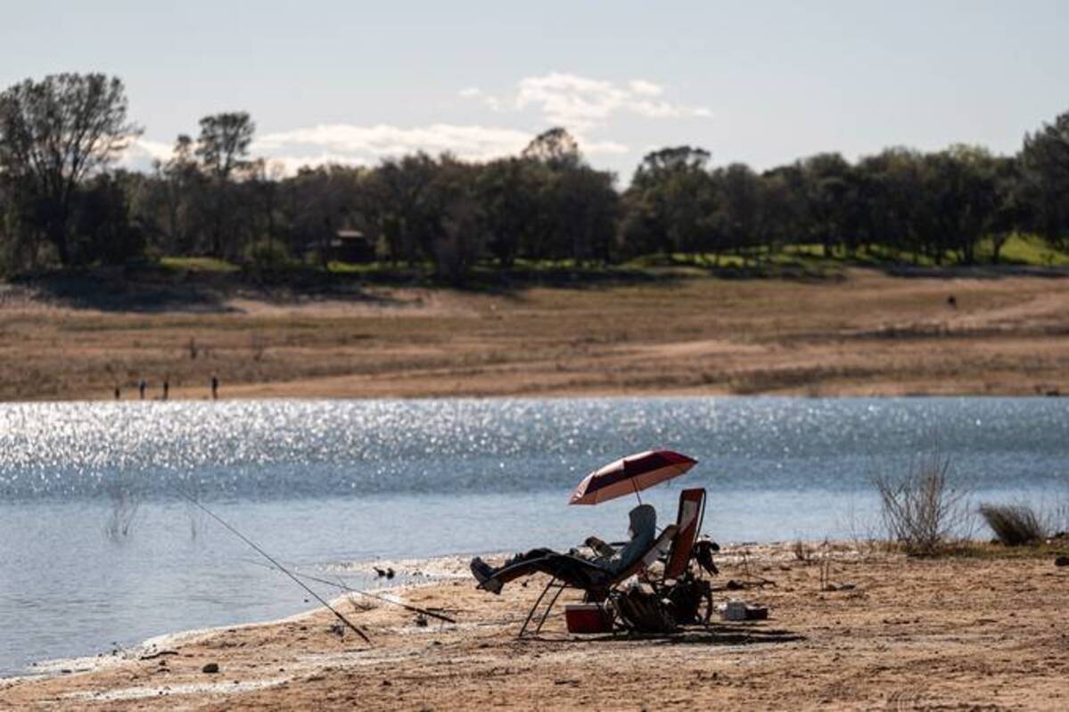 Fishing at California's Folsom Lake during drought conditions. (David Paul Morris/Bloomberg News)
