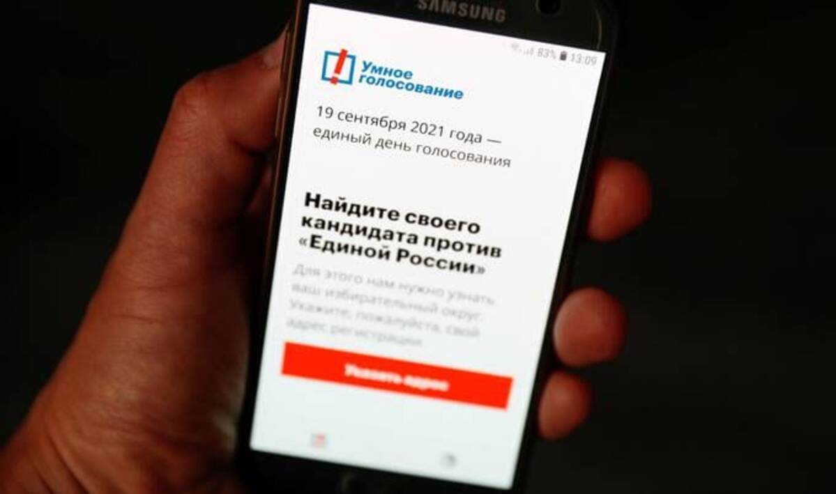 The Russian opposition politician Alexei Navalny's Smart Voting app is seen on a phone. (Shamil Zhumatov/Reuters)