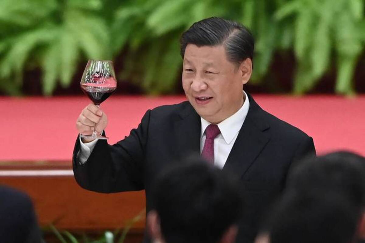 Chinese President Xi Jinping raises his glass after a speech by Premier Li Keqiang at a reception. (Greg Baker/AFP)