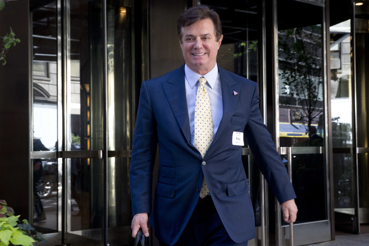 Paul Manafort exits Trump Tower. (Mary Altaffer/AP)</p>